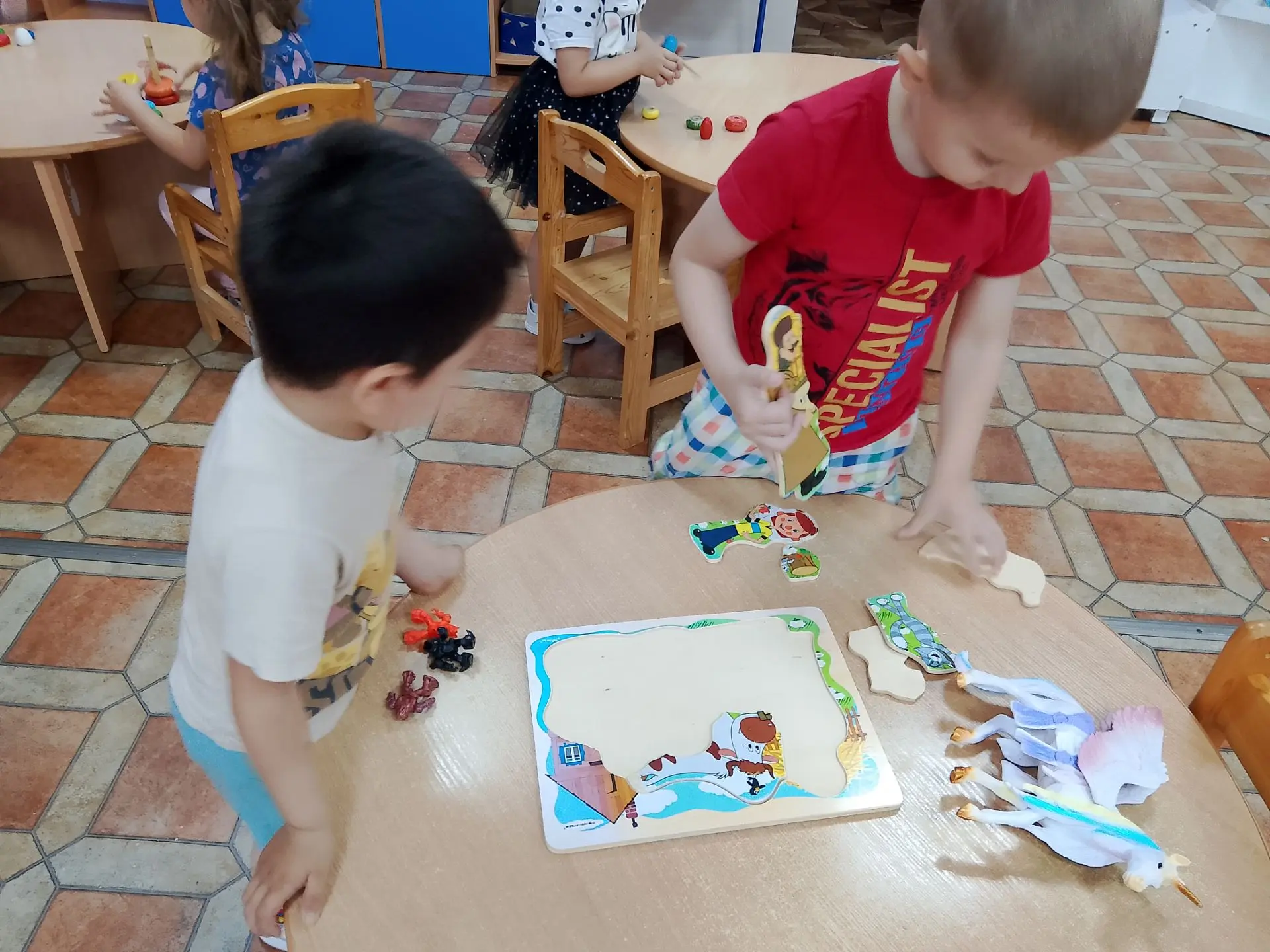 Потом решили поиграть в настольные игры.