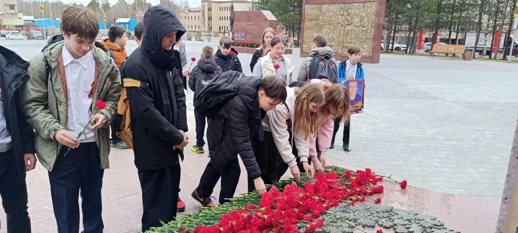Сегодня ученики 6 К класса приняли участие в трогательной церемонии возложения цветов в Сквере Памят