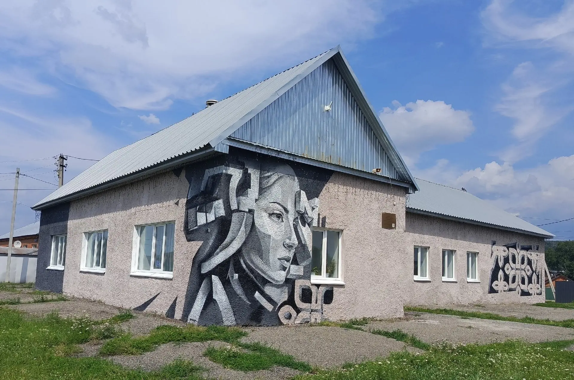 В деревне Смолино завершилось масштабное обновление фасада Дома культуры. На фасаде был...