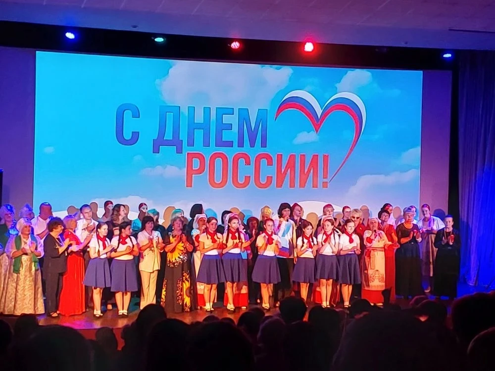 Сегодня хореографическая студия «Новое поколение» выступила с праздничной программой на концерте, по