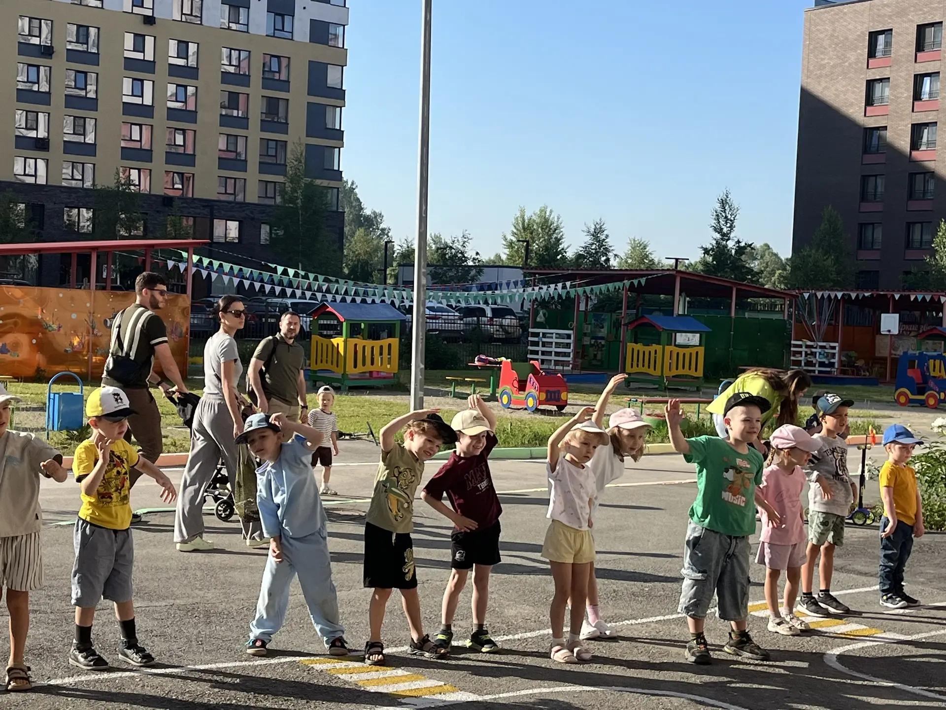 Как здорово начать день с зарядки, поиграть в разные игры с друзьями , прополоть сорняки на клумбе, 