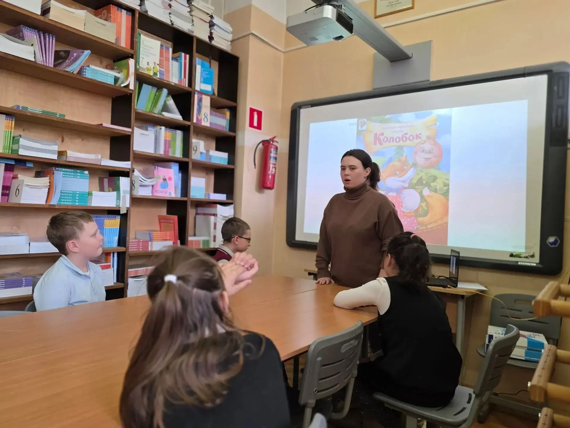 Сегодня наша библиотека превратилась в настоящую школу книжных знаний — на урок речевой...