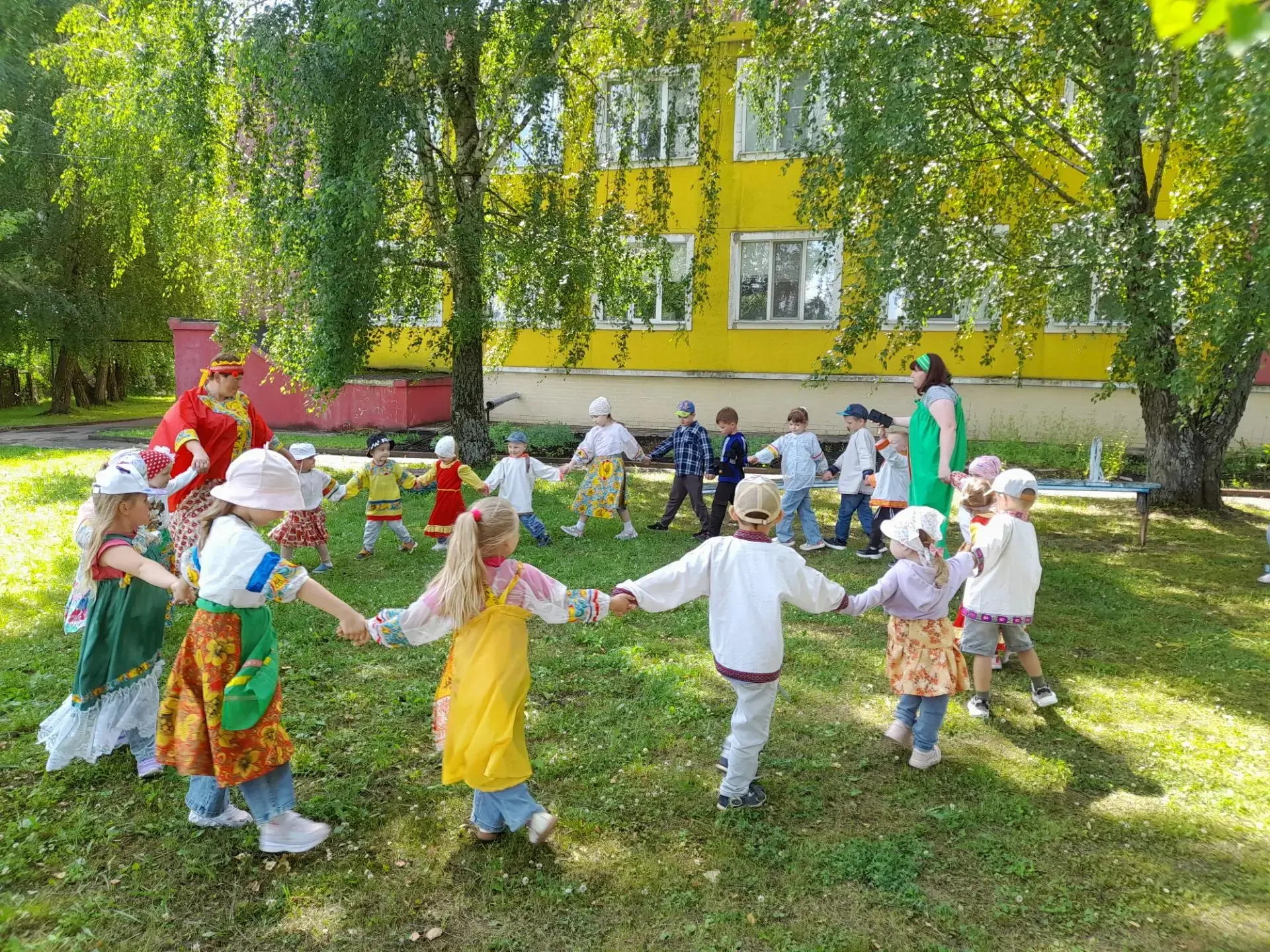 Россия богата своими традициями, обычаями, народными праздниками, и очень важно приобщать детей дошк
