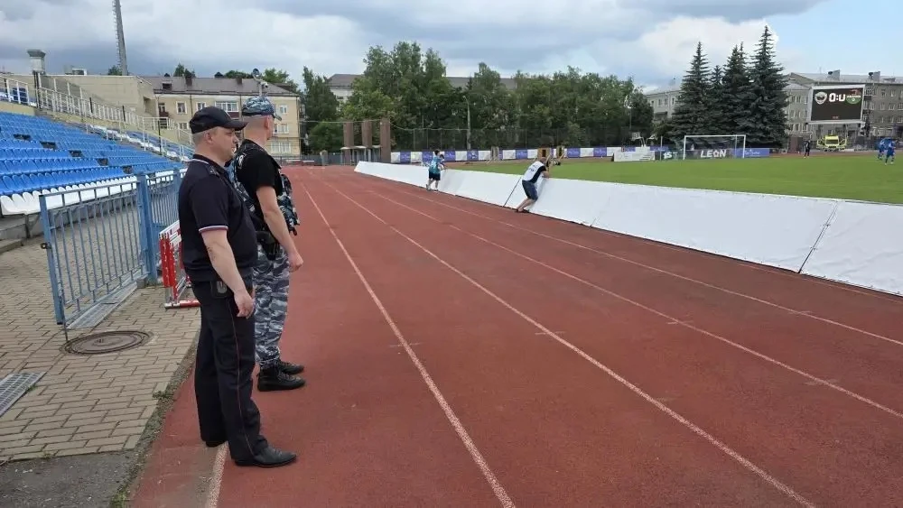 В Курске полицейские обеспечили охрану общественного порядка на стадионе во время матча футбольных к