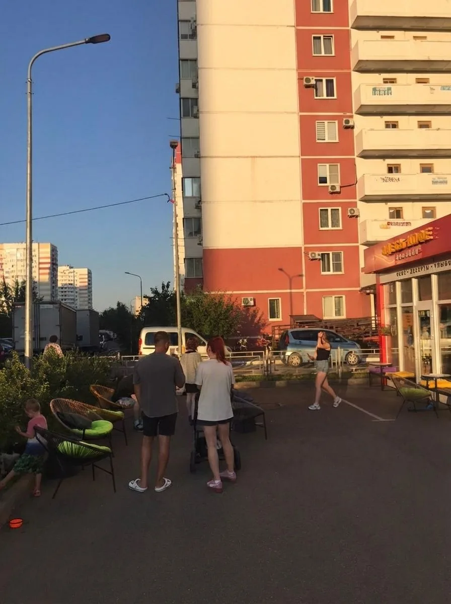 До/После: Как брендированный зонт улучшает видимость вашего бизнеса!
До: Обычная площадка кафе, кото