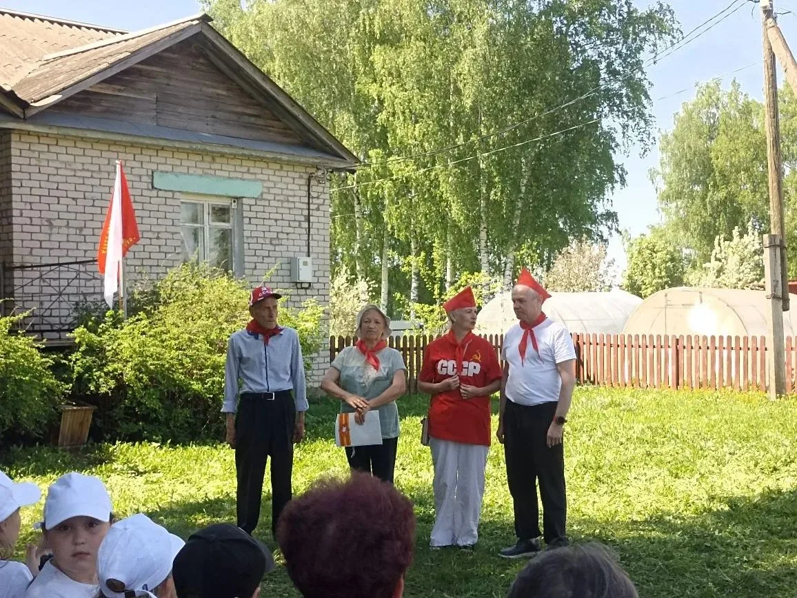 Сегодня в д. Малое Безруково прошёл праздник, посвященный Дню пионерии. В совместном ме...