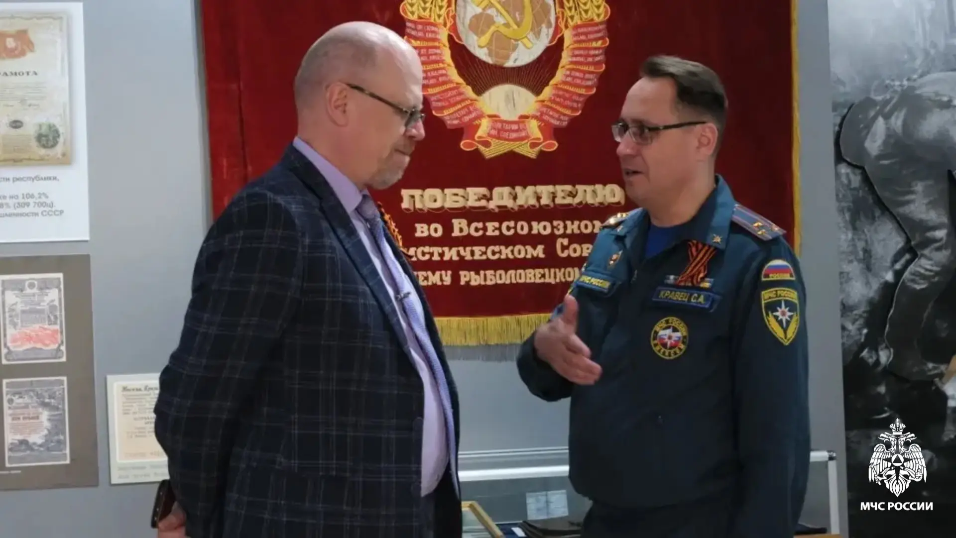 🕊️Чтобы помнили  🔹Личный состав чрезвычайного ведомства Калмыкии посетили выставку «Великая Победа. 