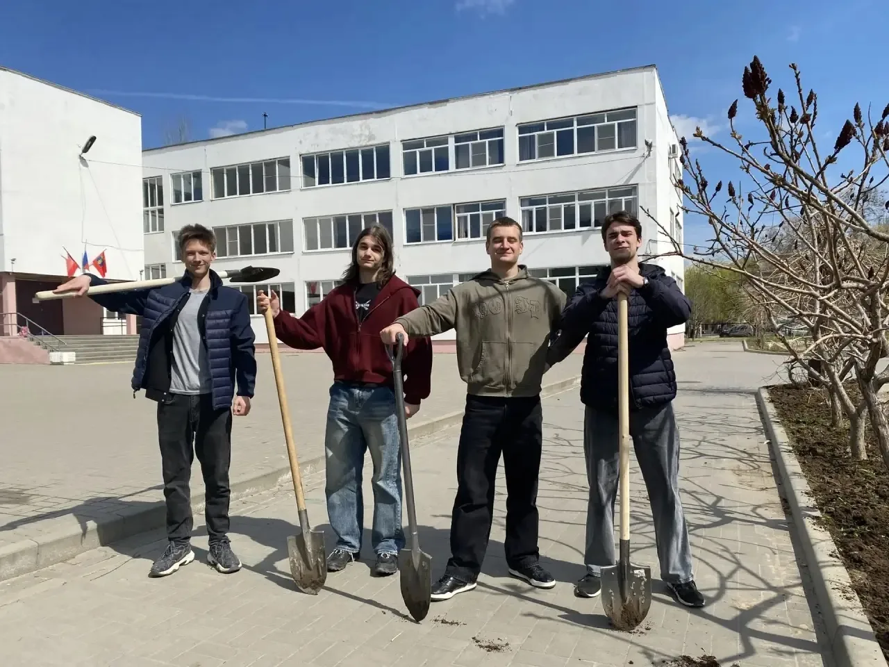 🌱 Благоустройство школьного двора: вклад наших учеников! 🌱  Сегодня на территории школы прошла масшт