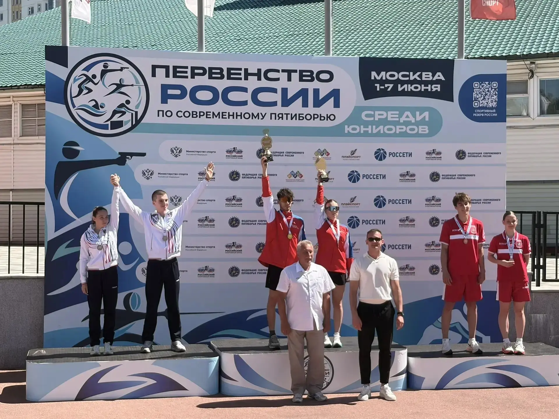 В Москве на Первенстве России по современному пятиборью разыграны медали в смешанной эс...