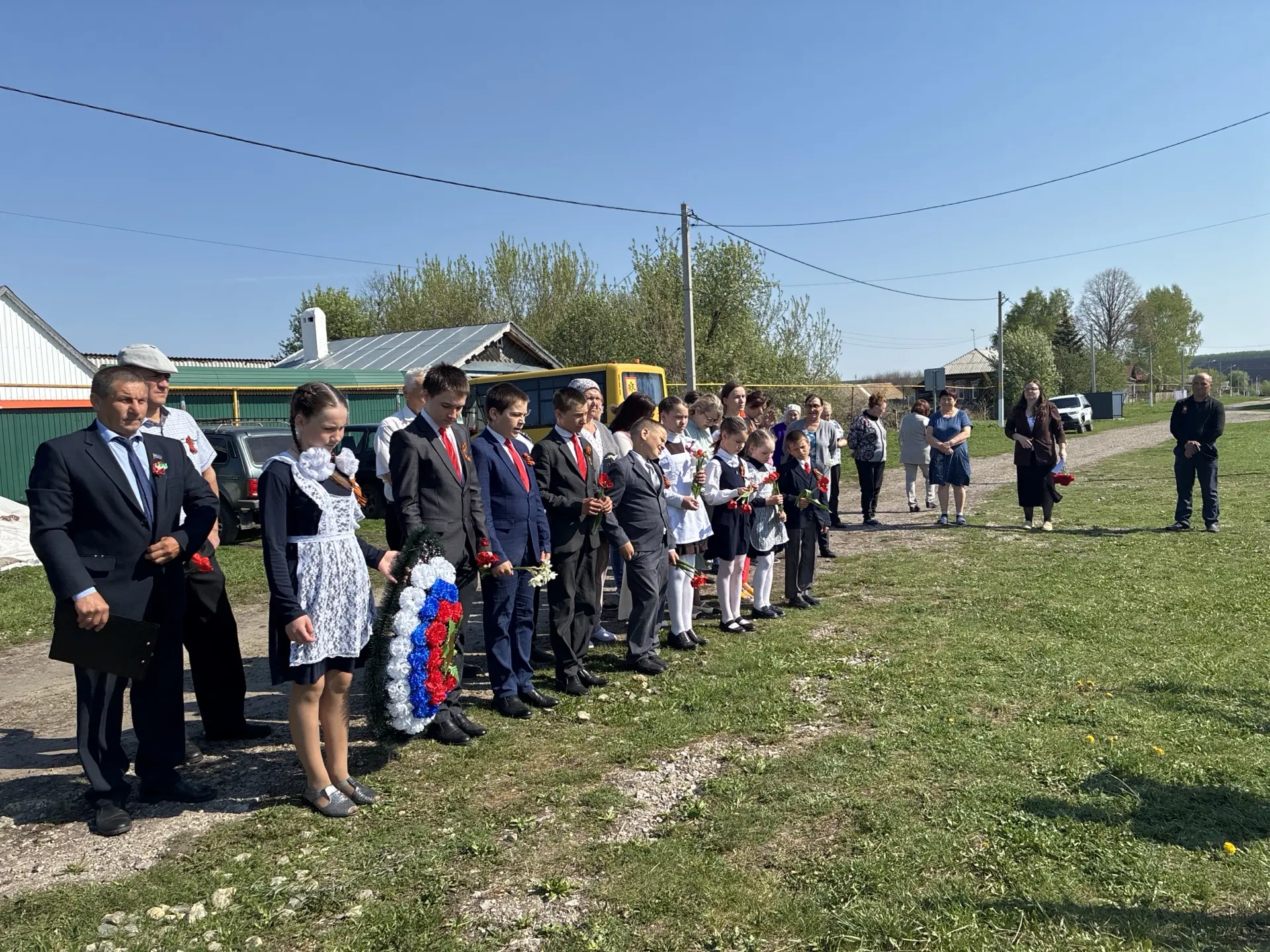 8 мая учащиеся нашей школы почтили память героев.
В честь празднования Дня Победы учащиеся, сотрудни