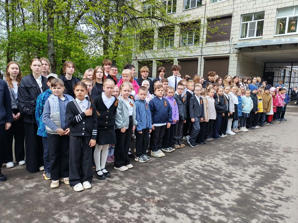 Сегодня, 14 мая, в гимназии прошла торжественная подадка яблонь в рамках проекта "Необычные парни из