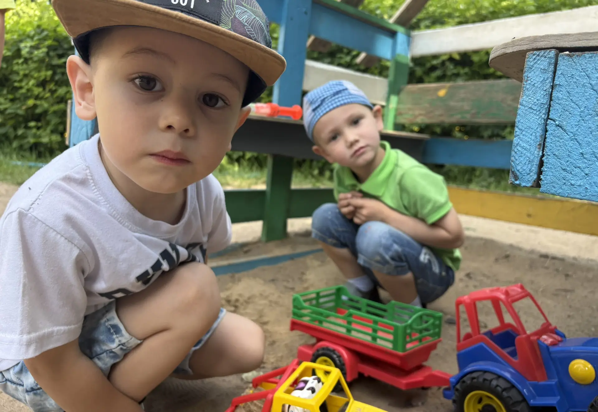 Тепло, солнце и друзья рядом — идеальное лето! ☀️