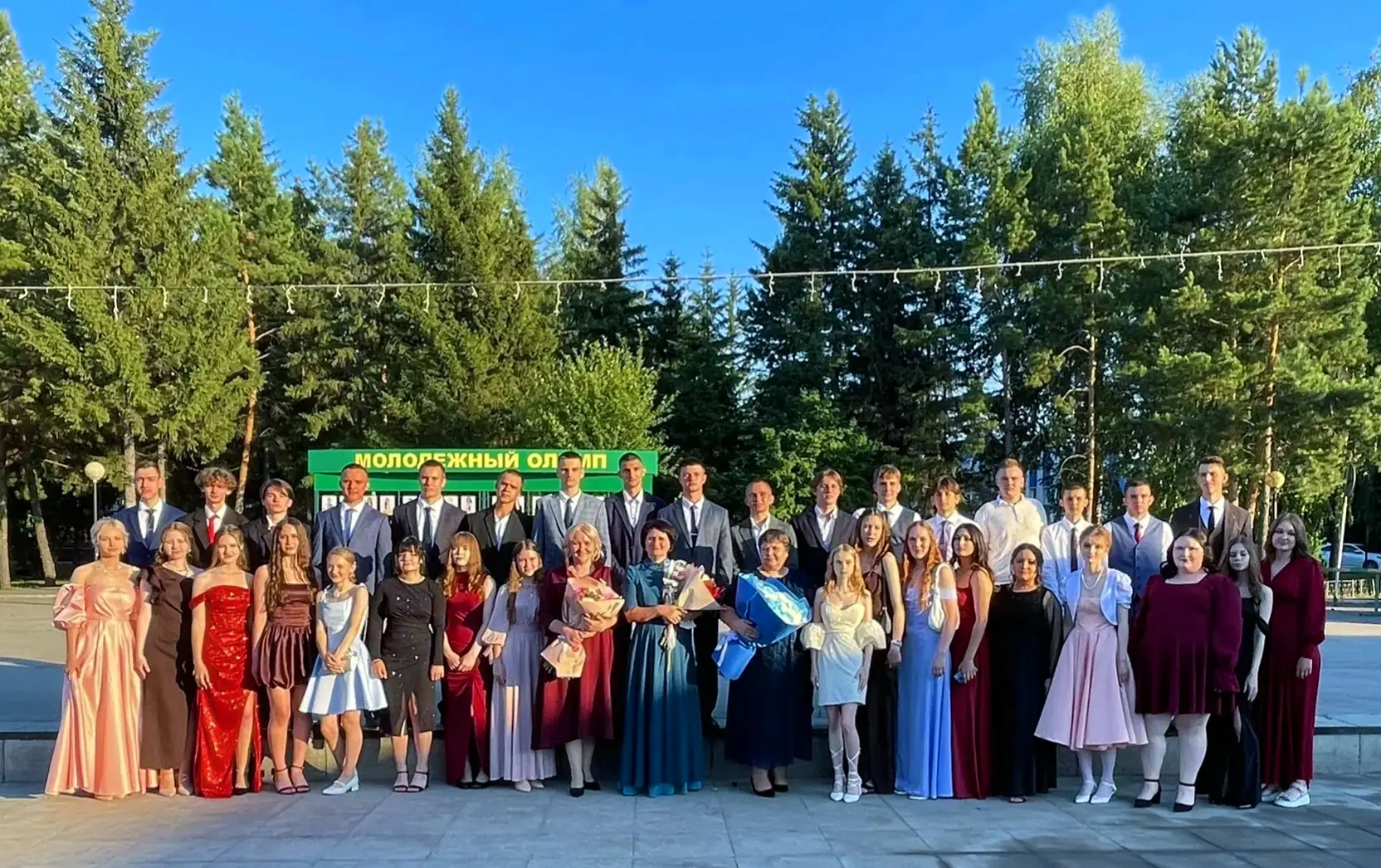 ‎💖27 июня в незабываемый вечер, наполненный гордостью и радостью, одиннадцатиклассники собрались, ч