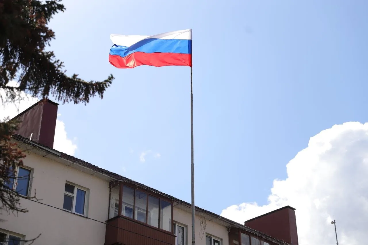 🇷🇺В Подмосковье готовятся к празднованию Дня флага РФ — улицы и дома украшают триколором