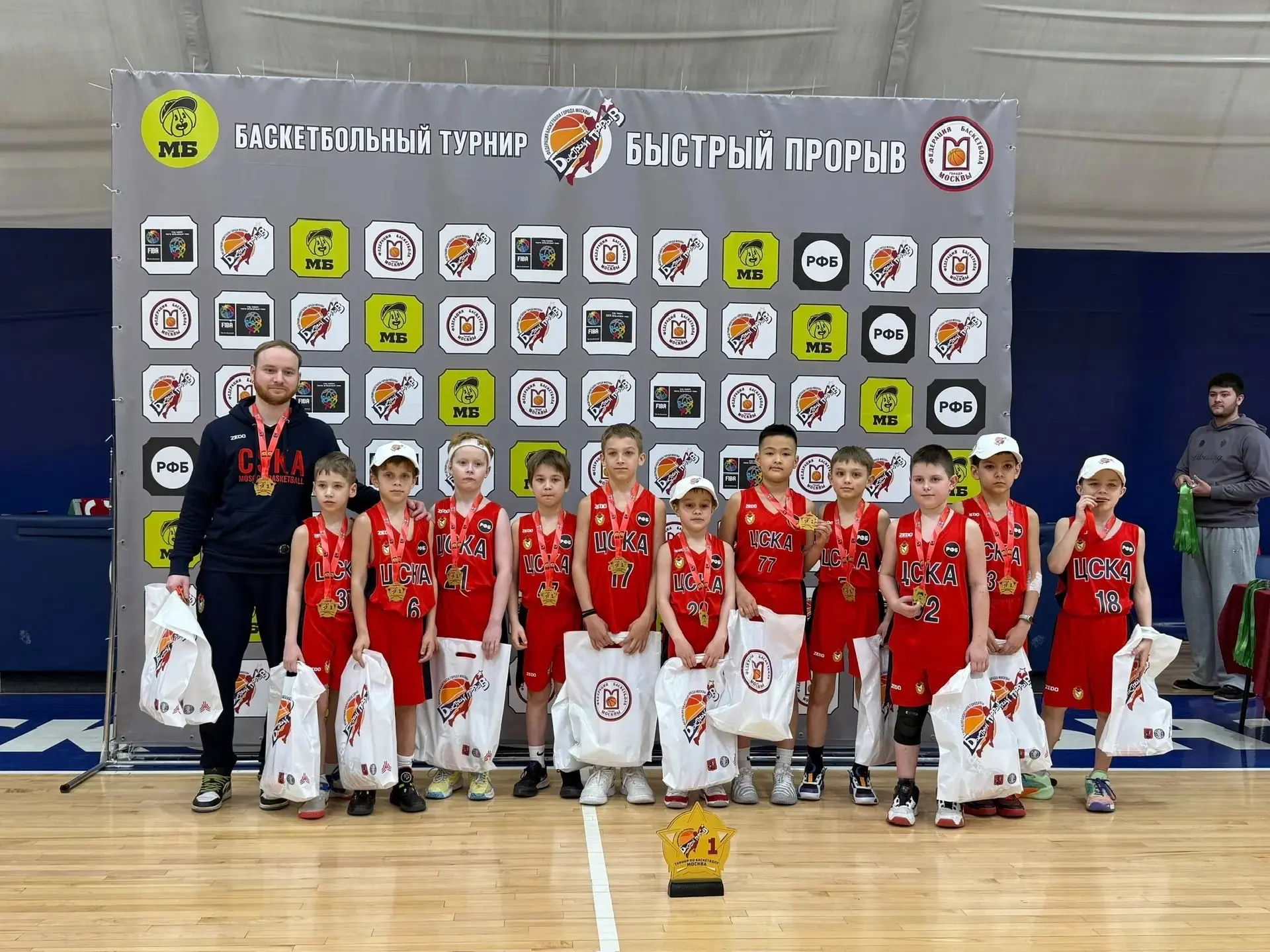 ПОЗДРАВЛЯЕМ!!! 🏀  Ученик 2 «Д» класса Падалко Данил в составе команды по баскетболу СШОР ЦСКА ( юнош