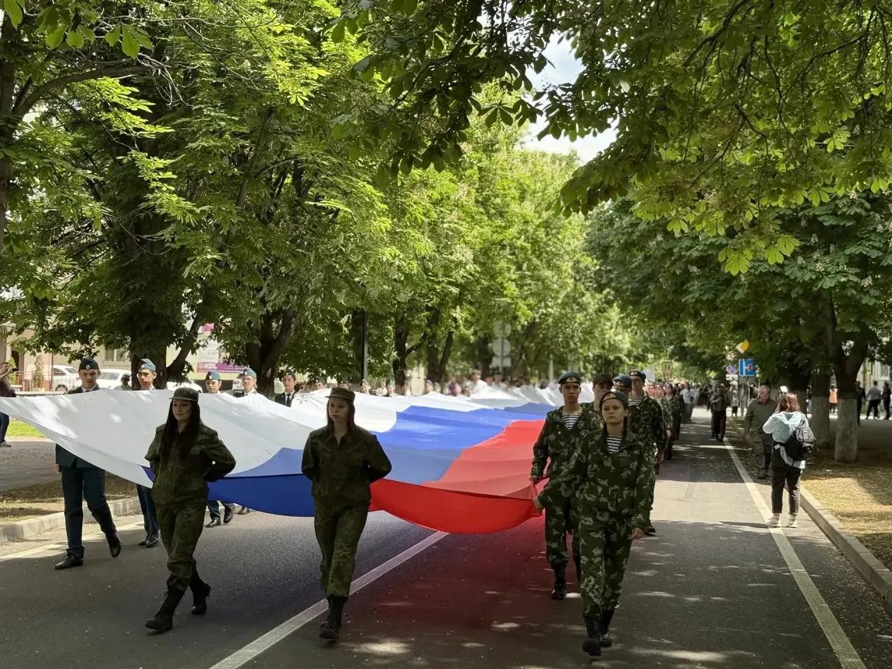 В День славянской письменности и культуры представители молодежных организаций КЧР пронесли по центр