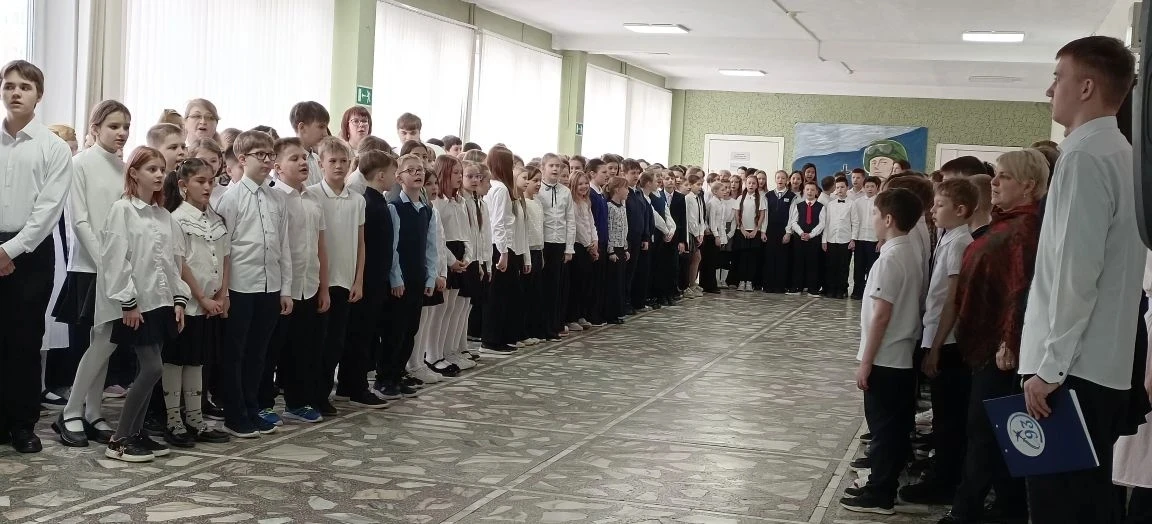 С Днем защитника Отечества! 🇷🇺 В нашей школе прошла особенная линейка.  Сегодня наша школа наполнила