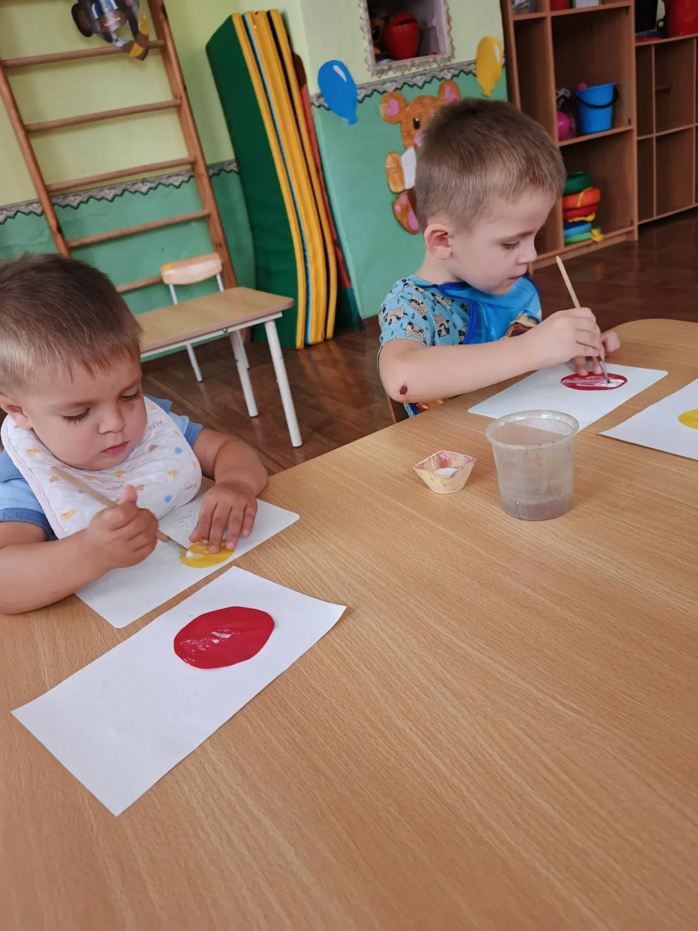 В детском саду прошло занятие по аппликации.