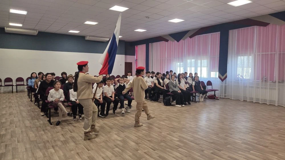 🎭 Доброе утро, друзья!  На этой неделе наша линейка была посвящена волшебному миру театра! Мы начали