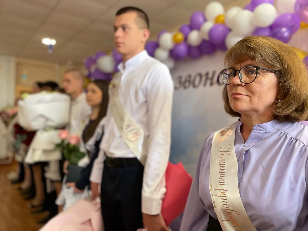 🔔 Сегодня в школе прошёл торжественный праздник — последний звонок! 

🎉 Это символическое событие,