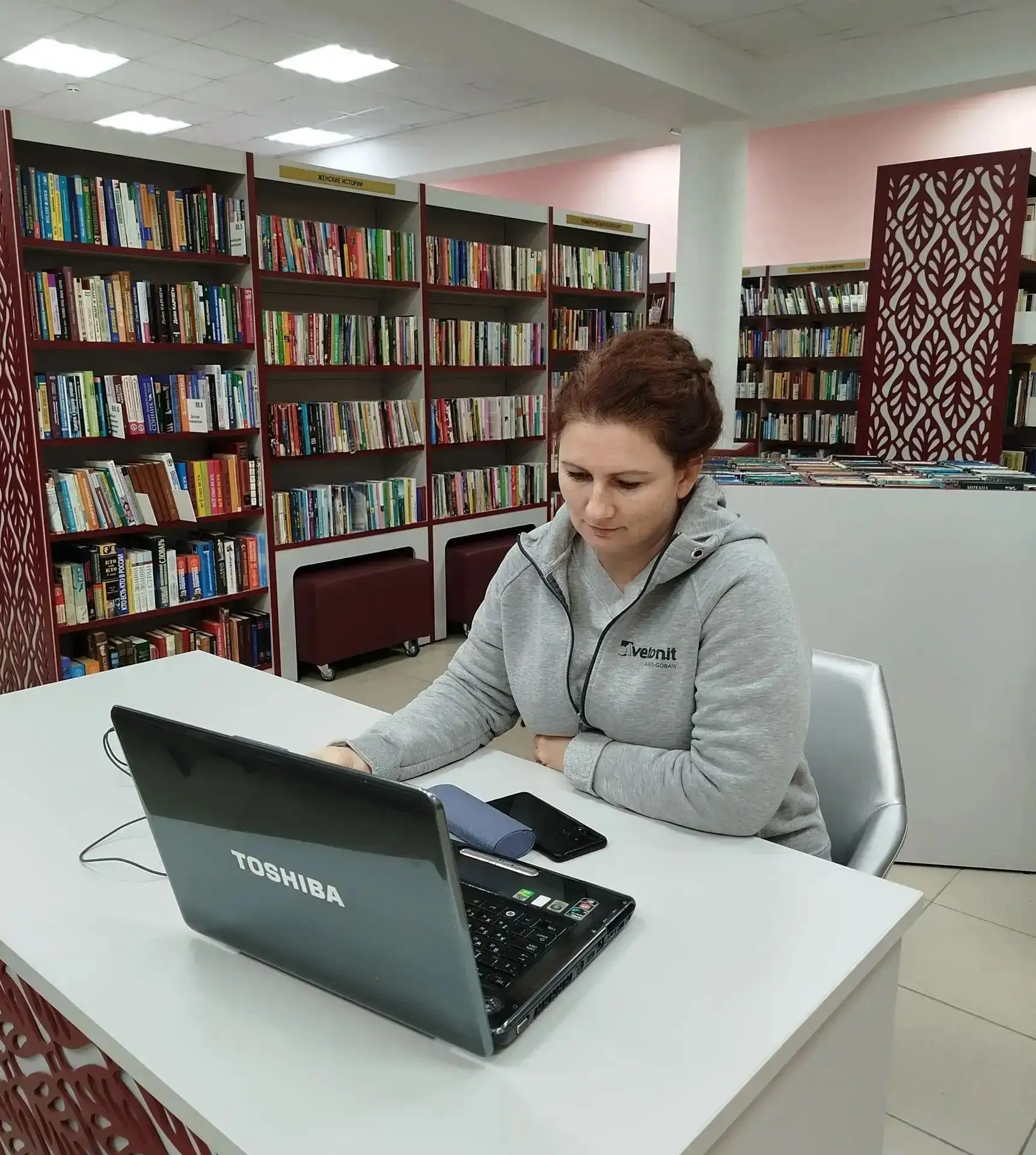Коворкинг-зона в библиотеке — это место, где можно спокойно работать или учиться: здесь...