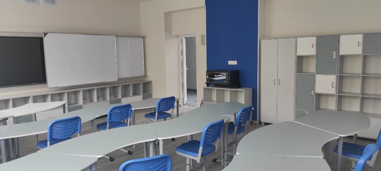 🎓 Рельсовые системы досок с интерактивной панелью.