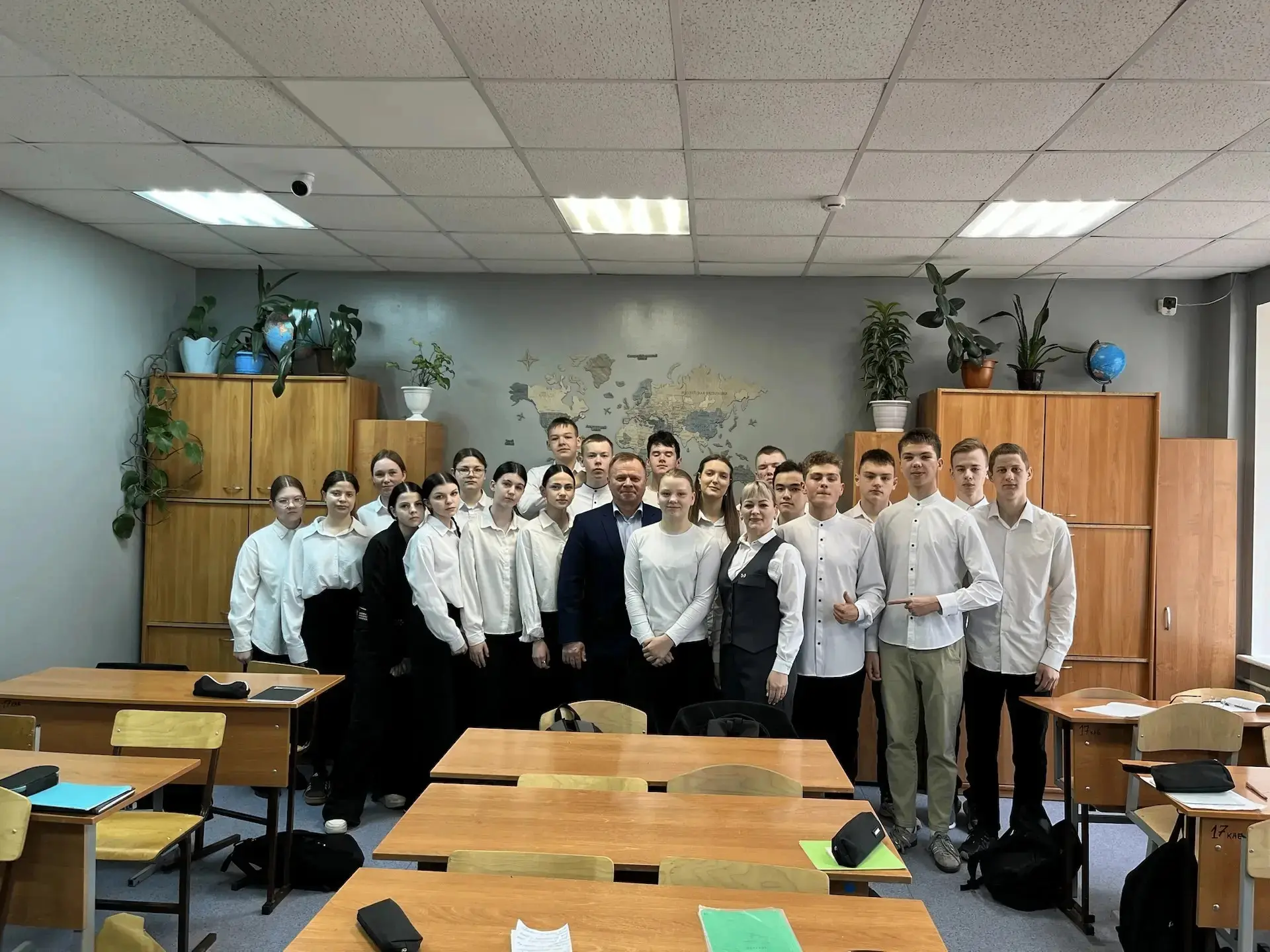 Торжественная линейка, посвящённая окончанию учебного года, и встреча с почётными гостями