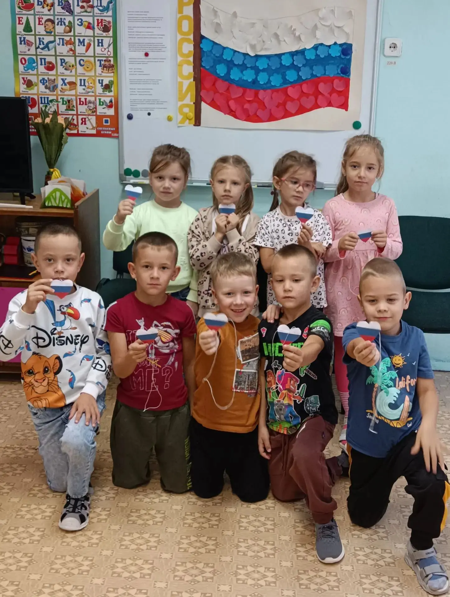 🇷🇺На гр. "Ягодка"🍓прошел тематический день под названием «Три цвета Родины».  Ребята...