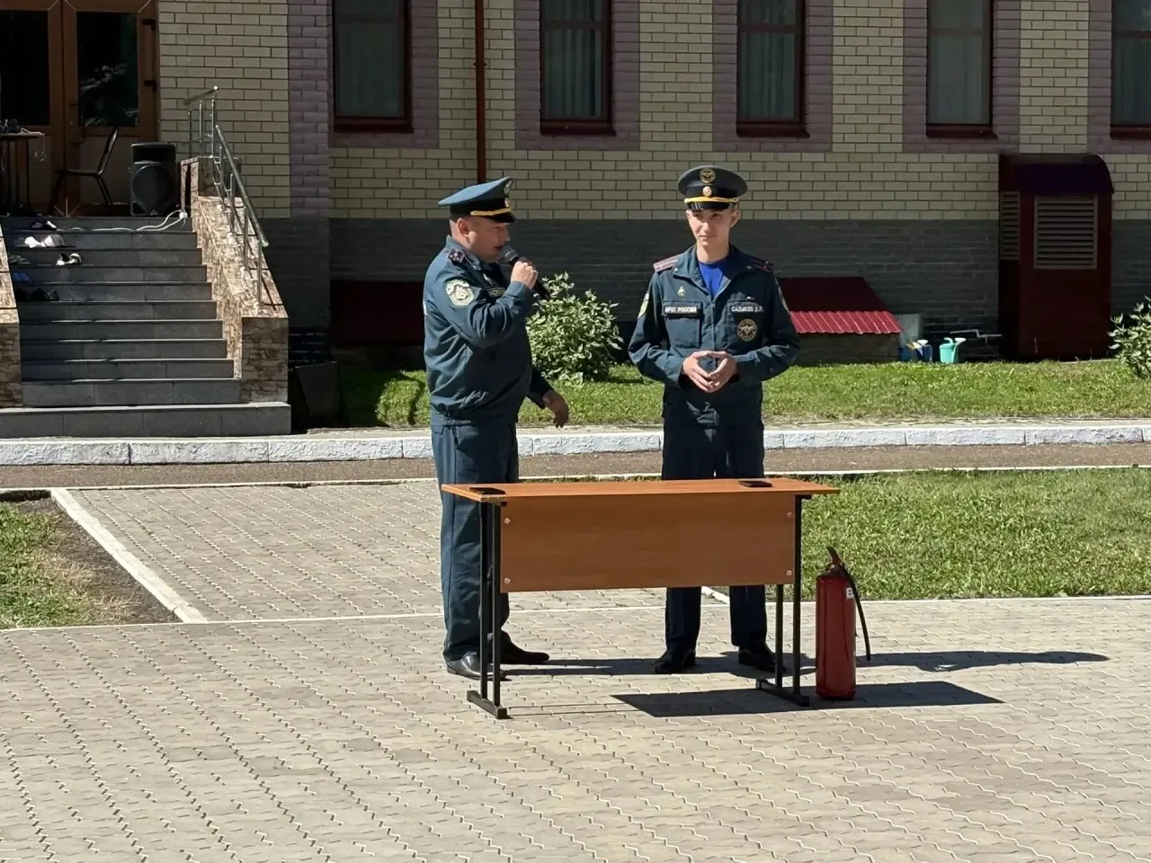 "Бүләк" аланына бүген  МЧС хезмәткәрләре килде. Алар балаларга янгыннан саклык чаралары...