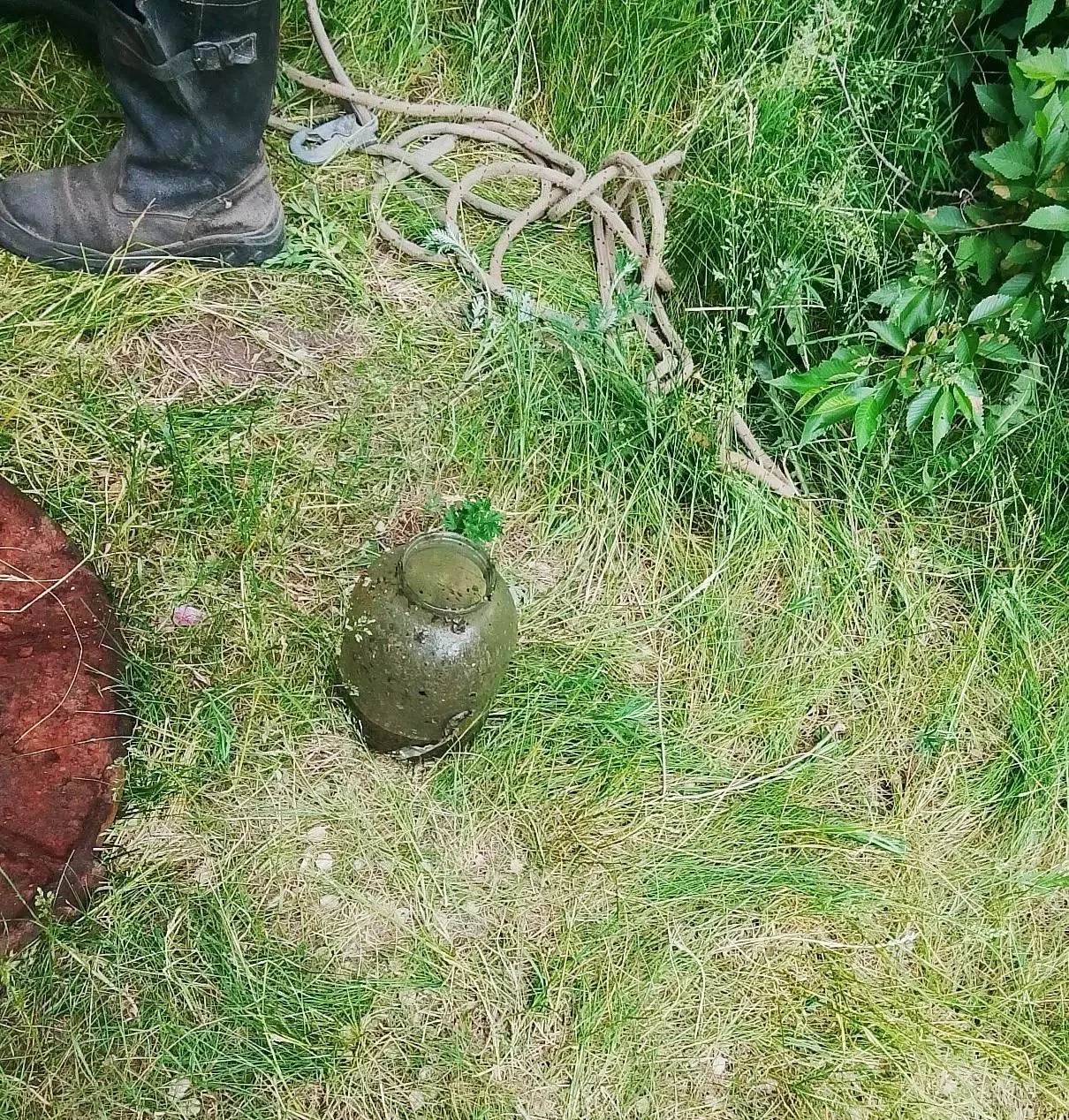 Какие только находки не обнаруживают при осмотре колодцев работники Водоканала: мягкие игрушки, тряп