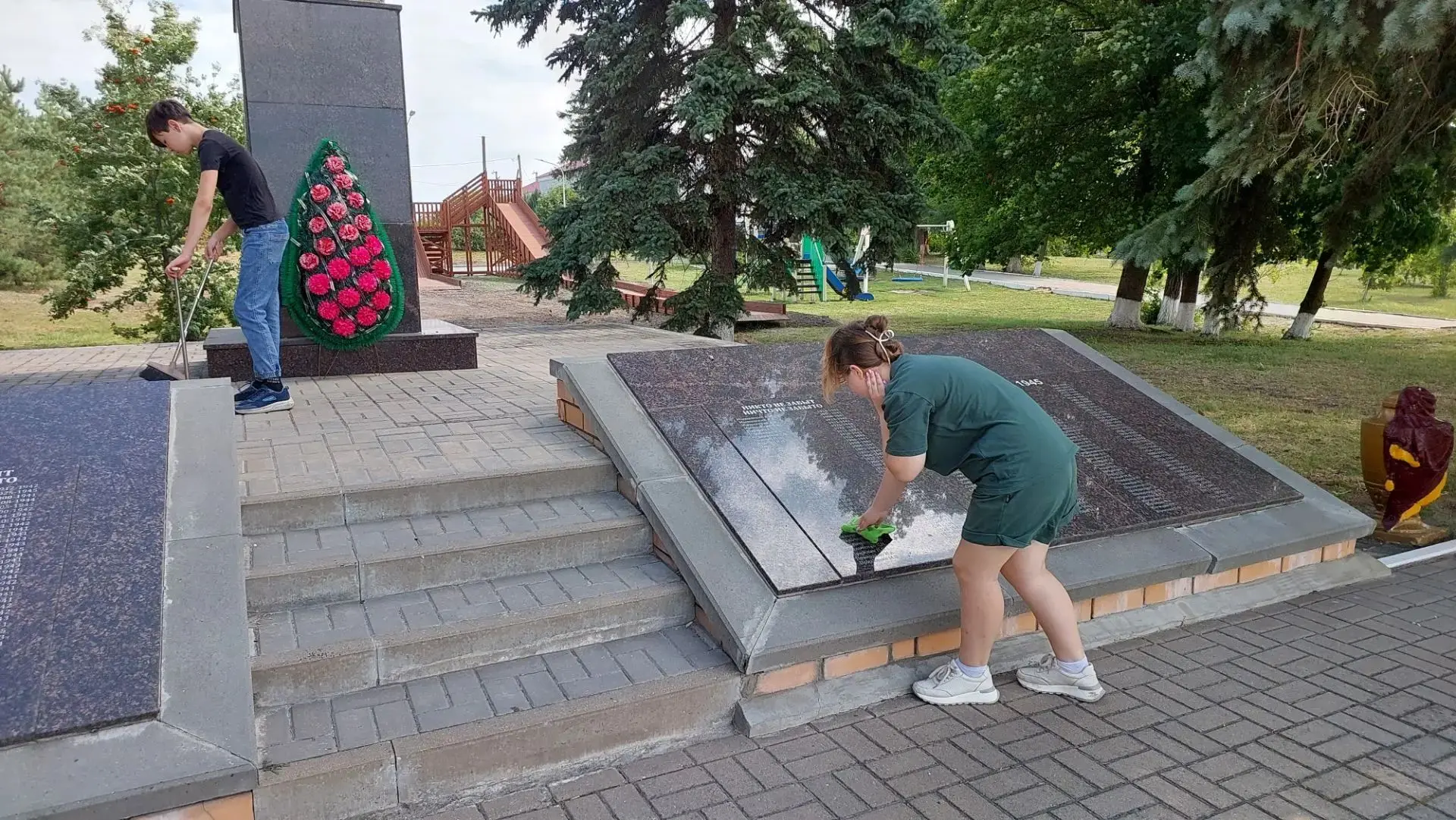 В школе, накануне Дня флага РФ,  прошла акция "Мир, благоустройство" . В ходе акции вол...