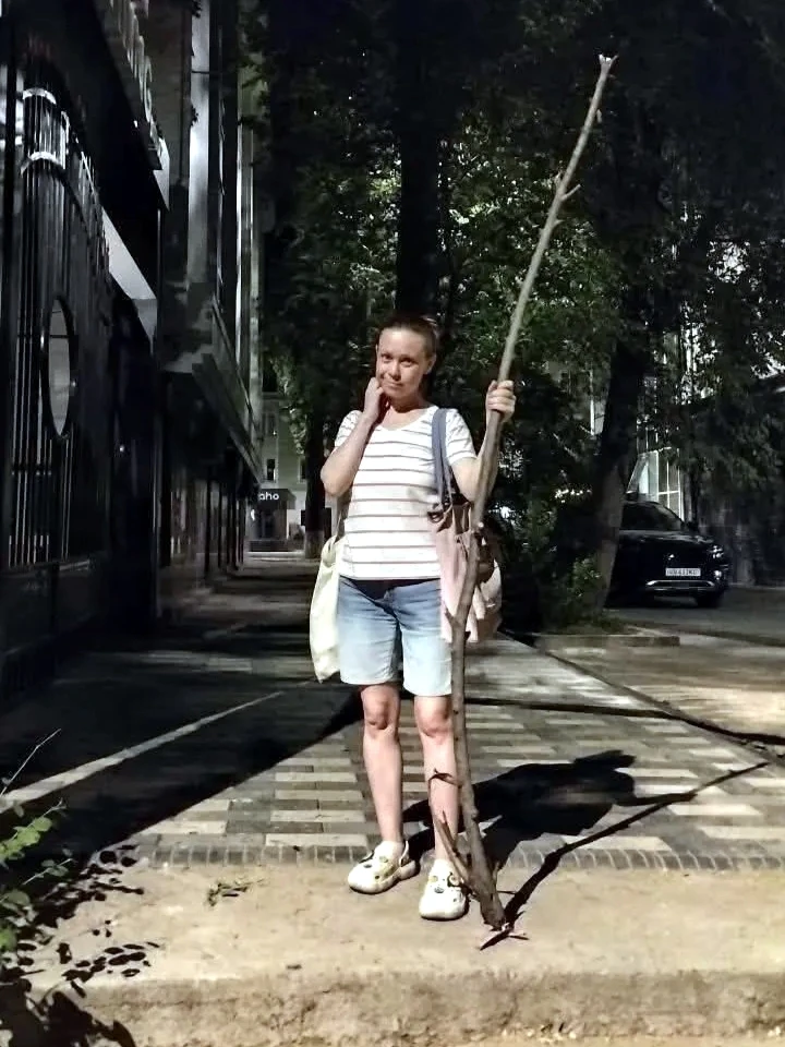 Стою я, значит, в очереди, а позади меня мужик какой-то кряхтит, языком цокает, вздыхает очень громк