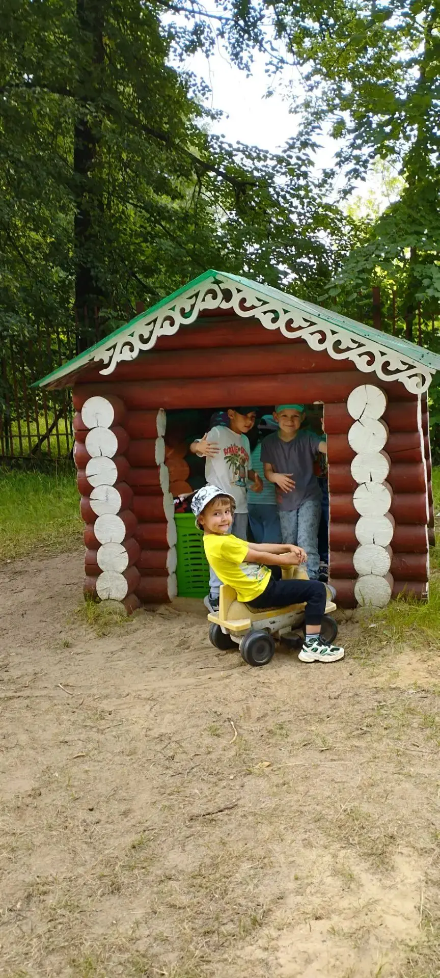 Прогулка☀️
До чего хорош денек!
Веет легкий ветерок.
Солнца летнего лучи
Так приятно горячи!
воспита