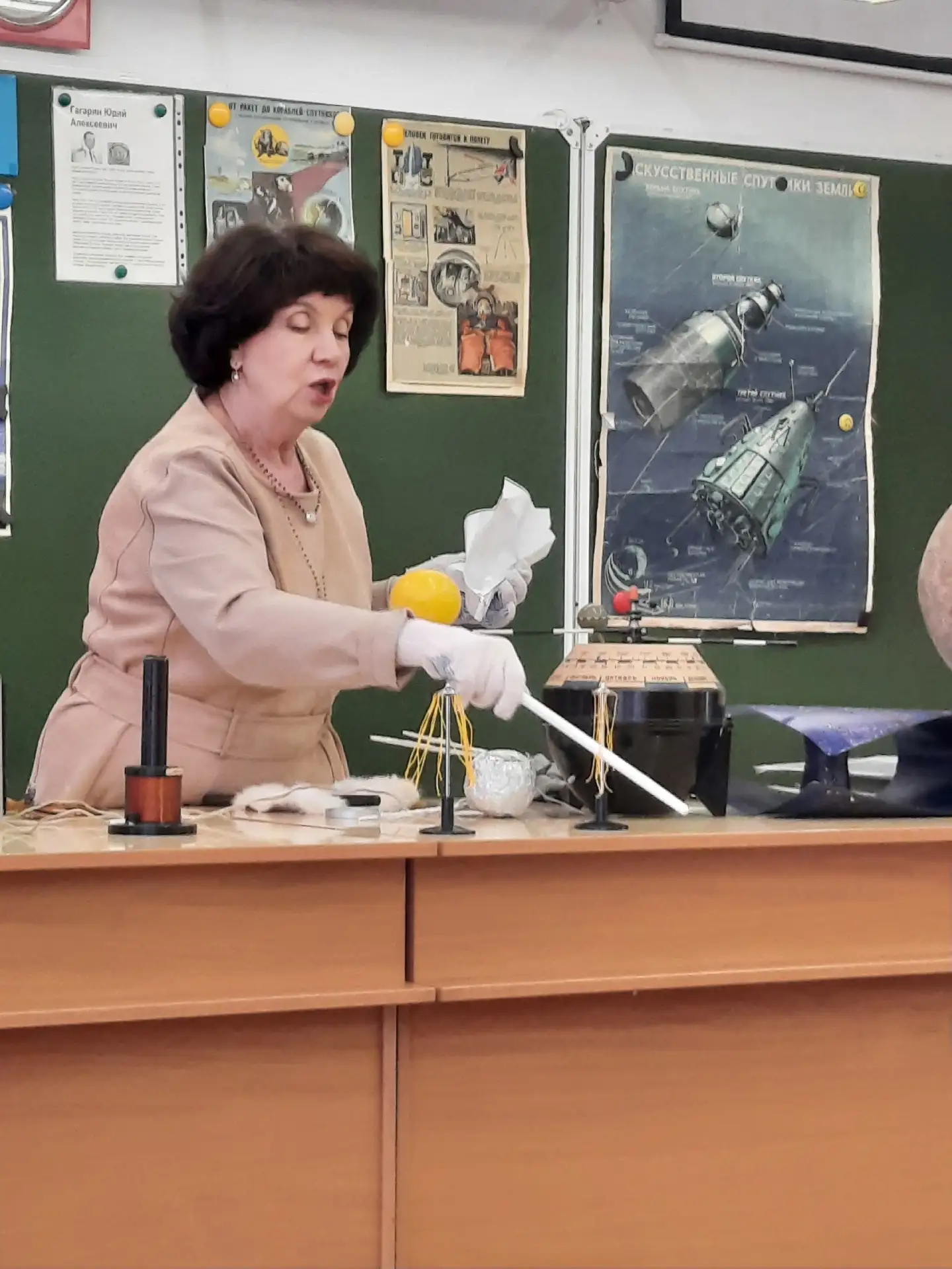 🪐Сегодня, в рамках Недели космоса, наши первоклассники впервые побывали в кабинете физ...