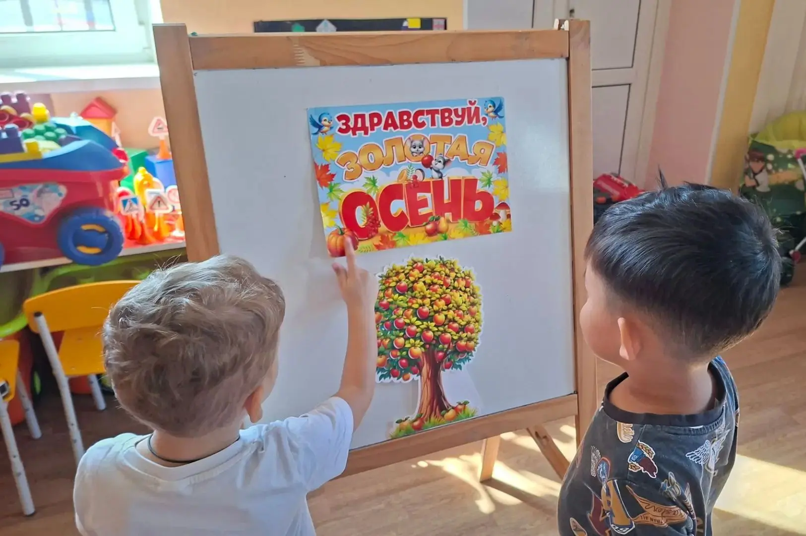 🍂 Сегодня ребята младшей группы № 5 не просто играли, а творили настоящую волшебную ка...