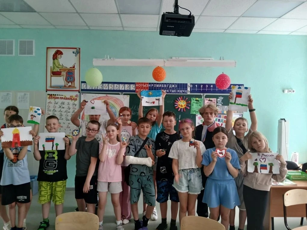 🇷🇺 Готовимся ко Дню России!

В нашем пришкольном лагере настоящий творческий бум! Наши лучшие вожа