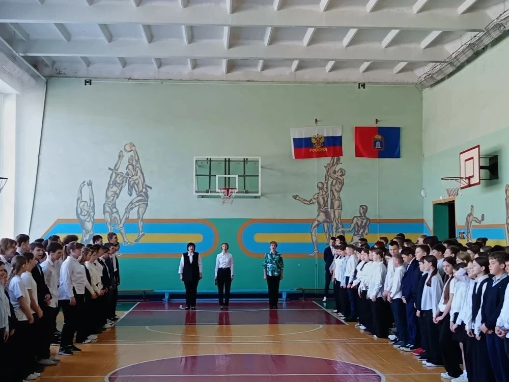🏫 Неделя в нашей школе и её  филиалах началась с традиционной еженедельной линейки — важного и вдохн