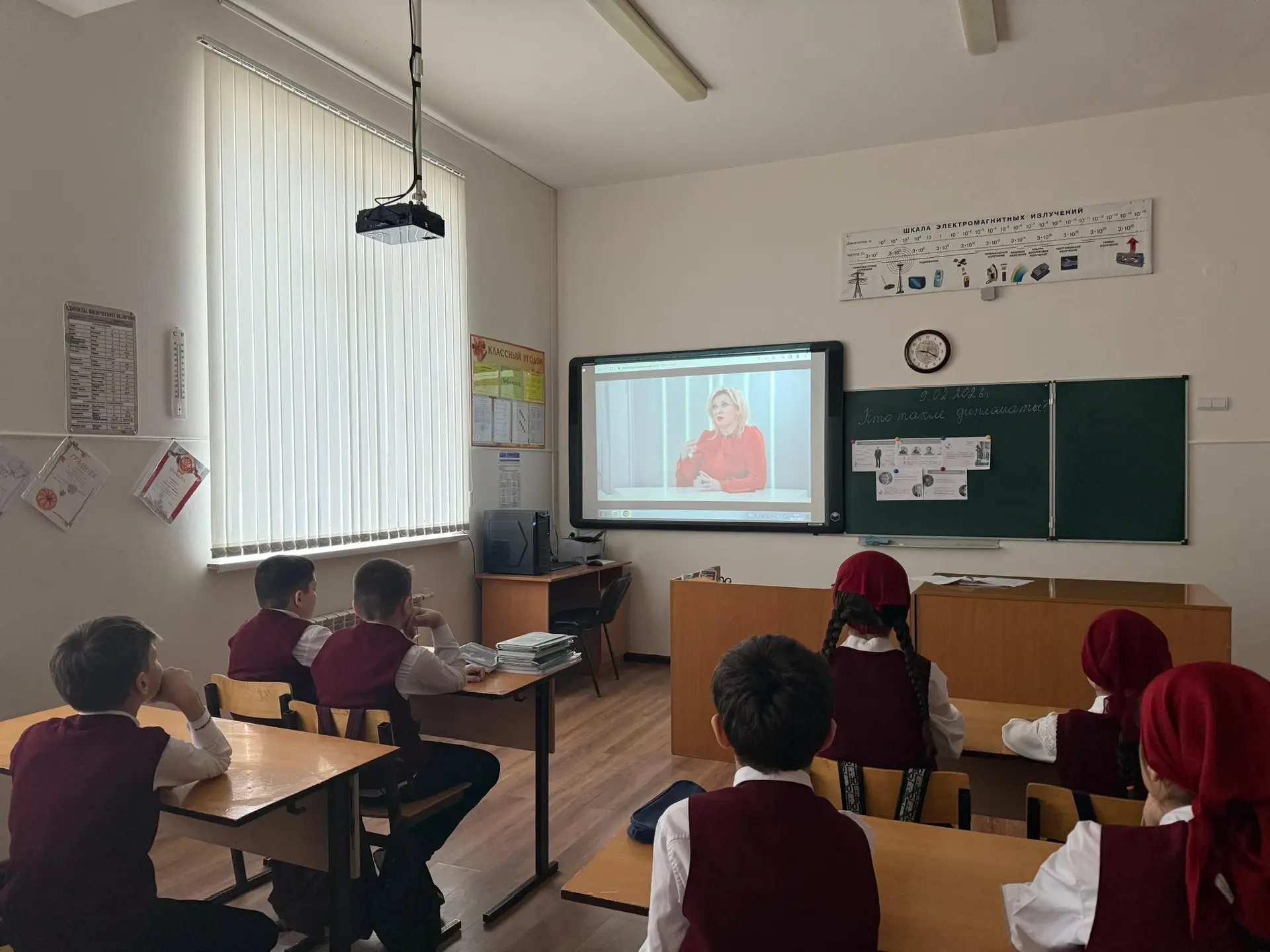 В МБОУ «СОШ № 4 с. Алхан-Юрт» новая учебная неделя традиционно началась с «Разговоров о важном». Тем