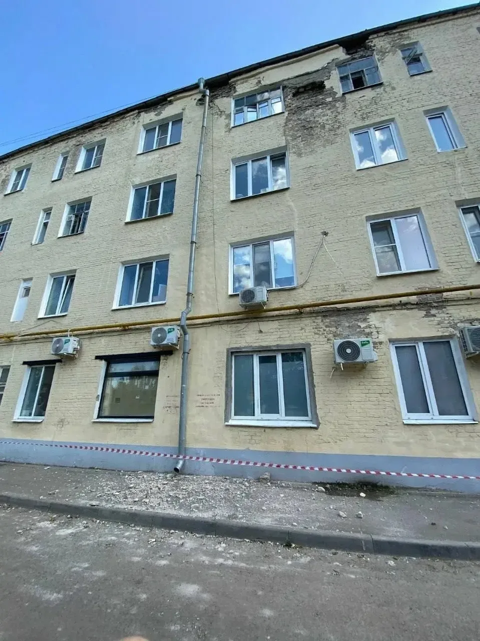 Во дворе на Советской Армии, 220 / Ново-Садовой, 164 с дома сыплется фасад