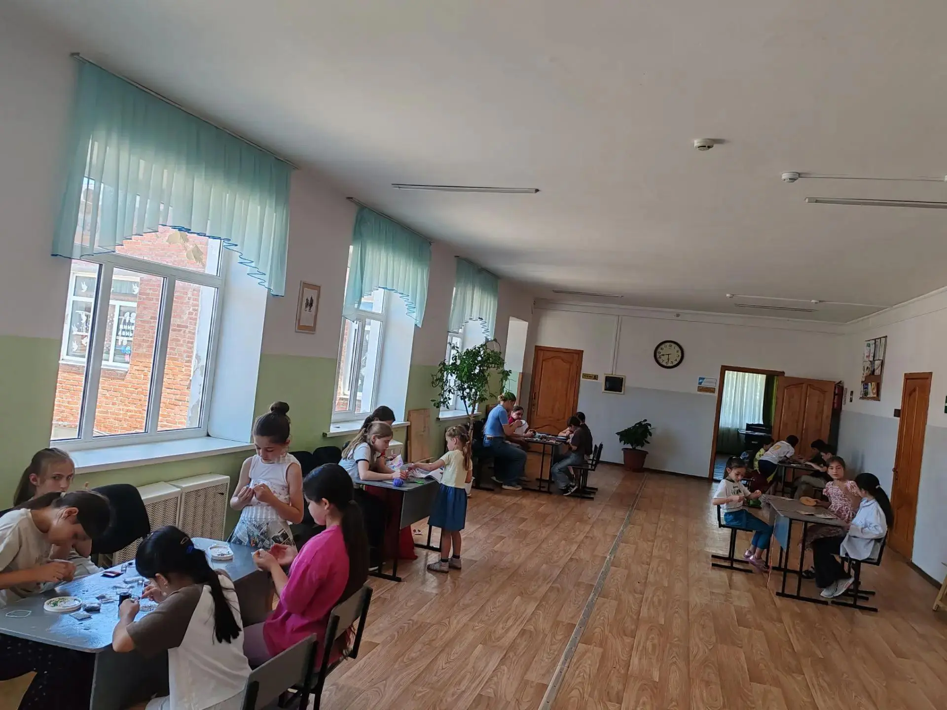 Сегодня у нас в лагере открылся "Город мастеров". Весь день наши дети творили: шили, вязяли, вышивал