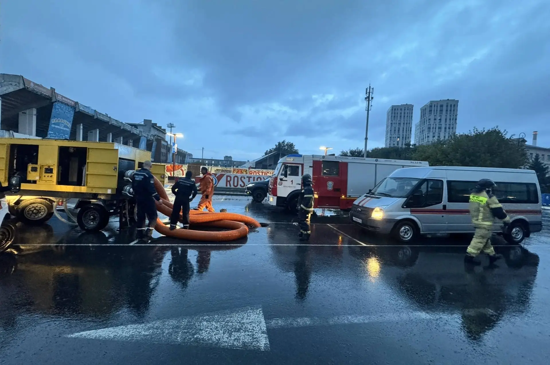 На территории стадиона Динамо запустили насос для откачки воды.