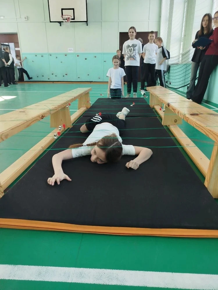 ЗАРНИЦА 2.0   В школе прошёл отборочный этап военно-патриотической игры «Зарница 2.0» для младшей во