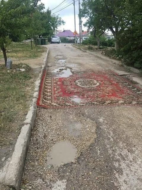 В Госдуме предложили разрешить россиянам самим ремонтировать дороги во дворах.