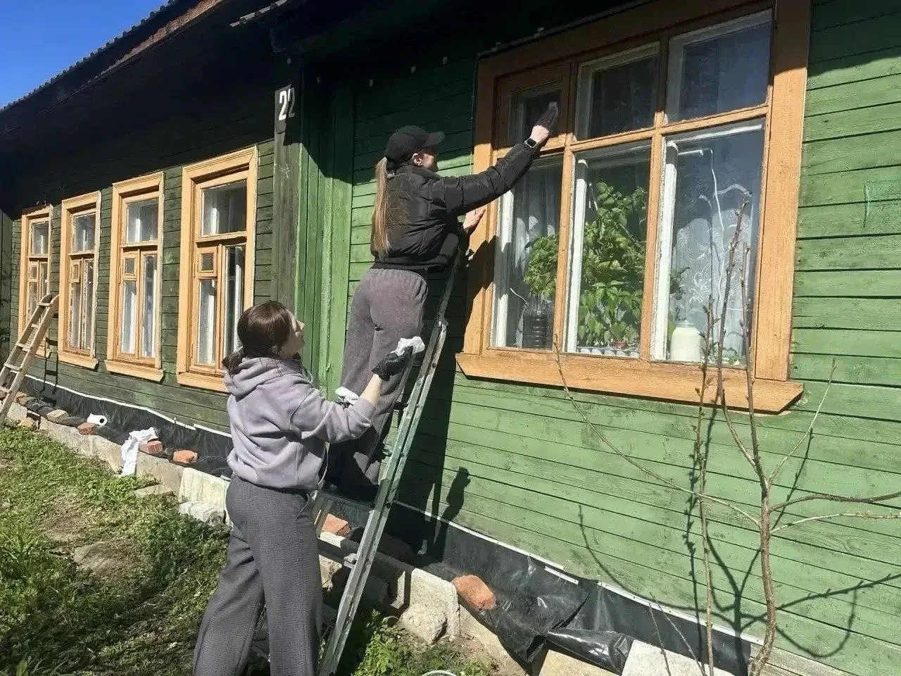 А как прошел ваш субботник ❓  В рамках областного субботника команда социальной защиты и ЗАГСа навес