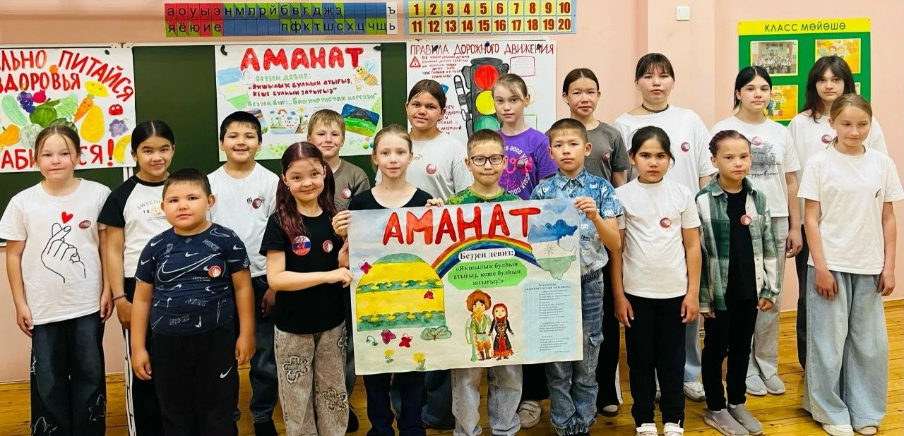 ВӘЛИТОВ Айназдың фотоларында –  уның синыфташтары, Ауырғазы районы Рәшит Назаров исемен...