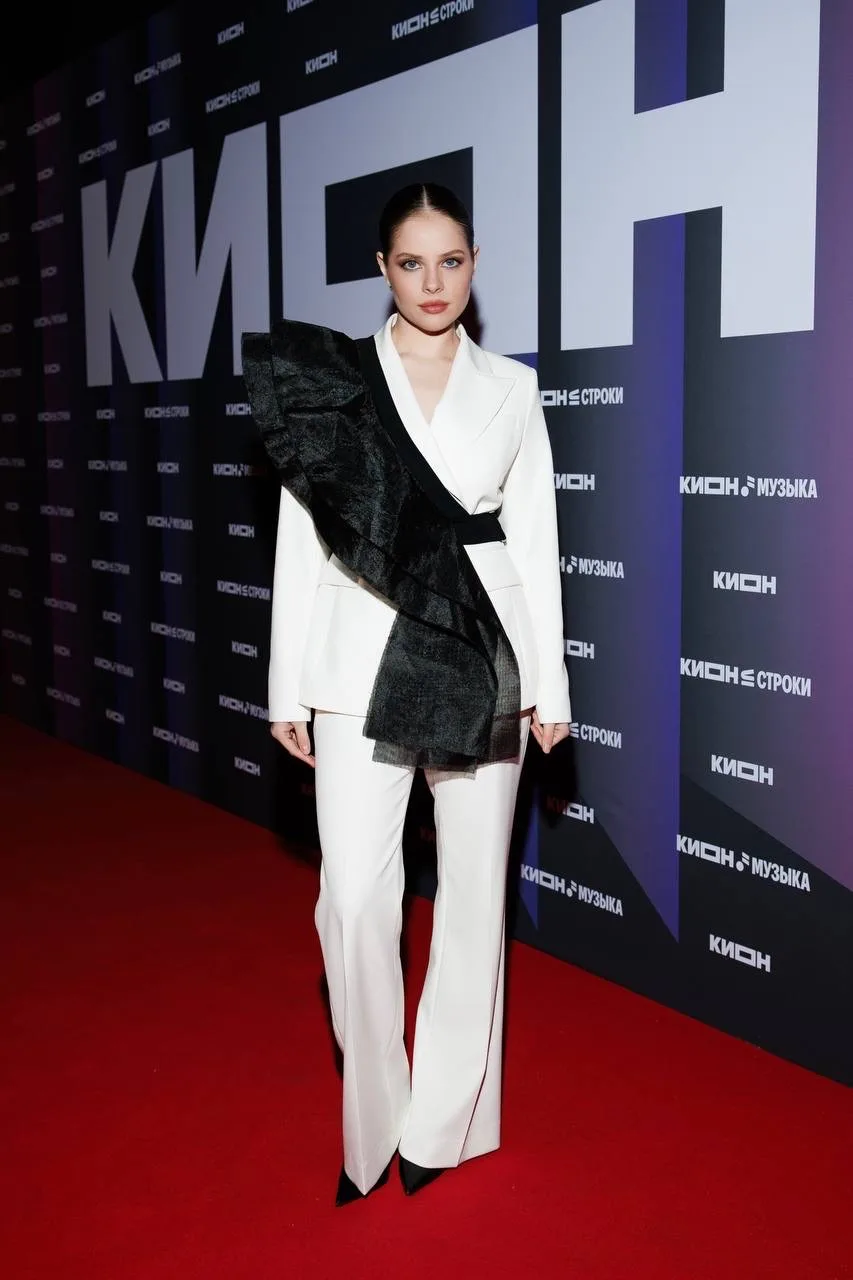 #RedCarpet Актрисы Ангелина Пахомова, Веста Буркот, Анна Банщикова и телеведущая Полина...