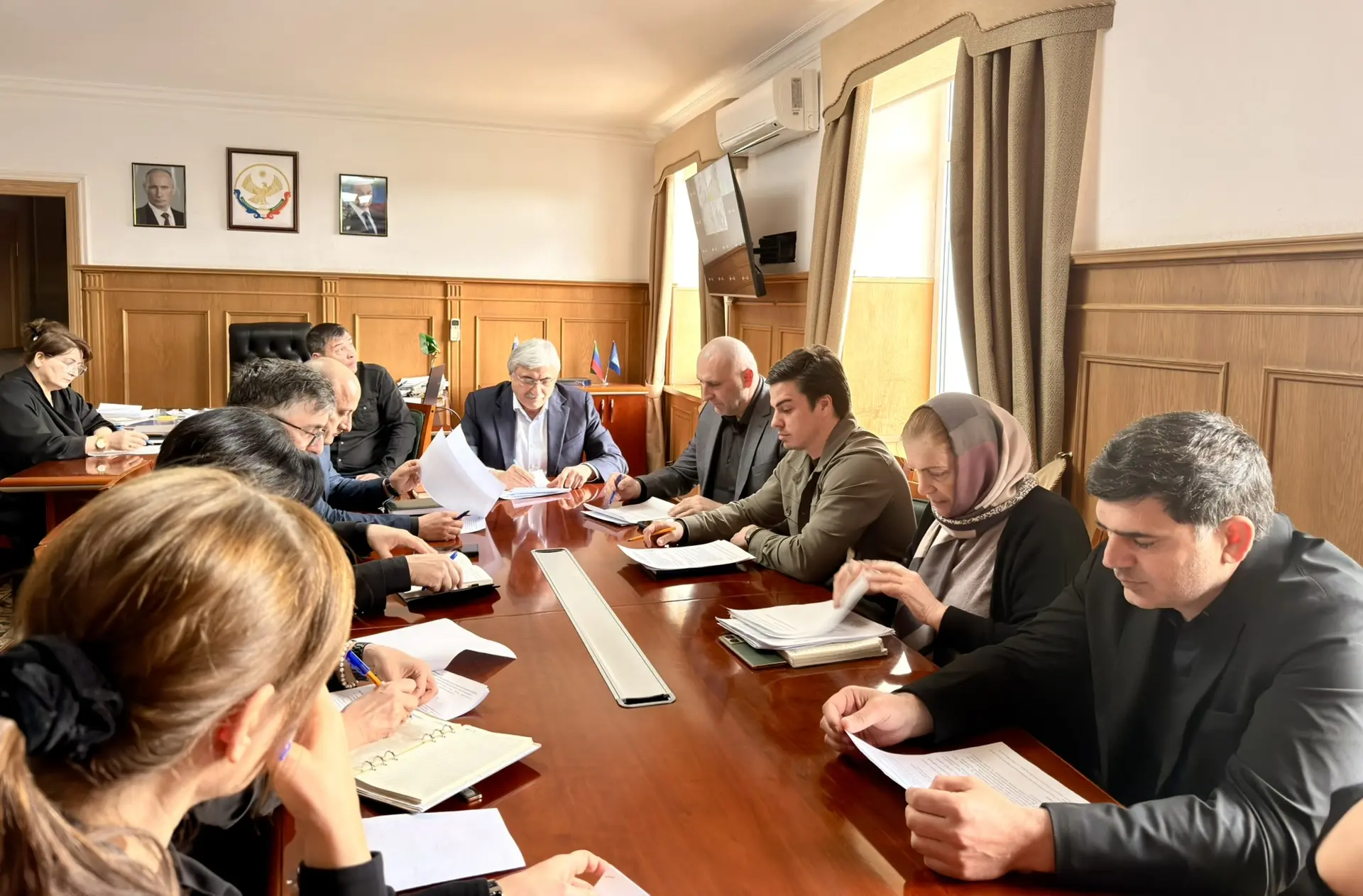 🌍Глава Новолакского района Мамати Гамзатов провел еженедельное совещание по актуальным вопросам  Гла