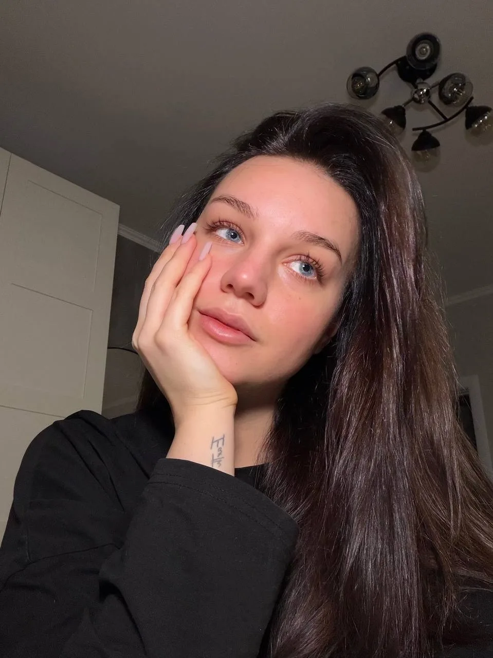 «Косметика портит кожу. У меня от неё прыщи. Косметикой нельзя пользоваться каждый день...