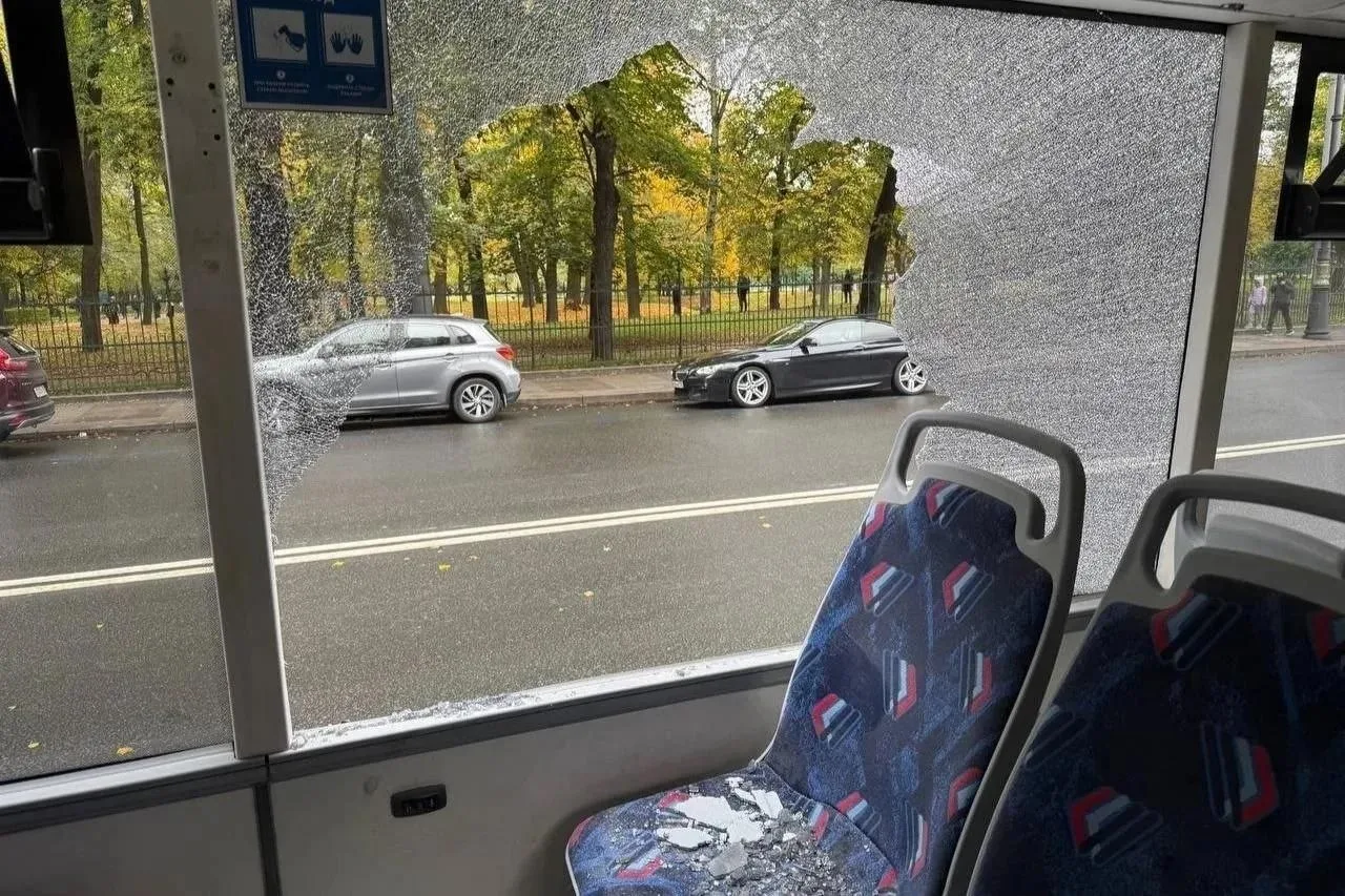 🚎 Мужчина разбил окно и распылил огнетушитель в троллейбусе Петербурга