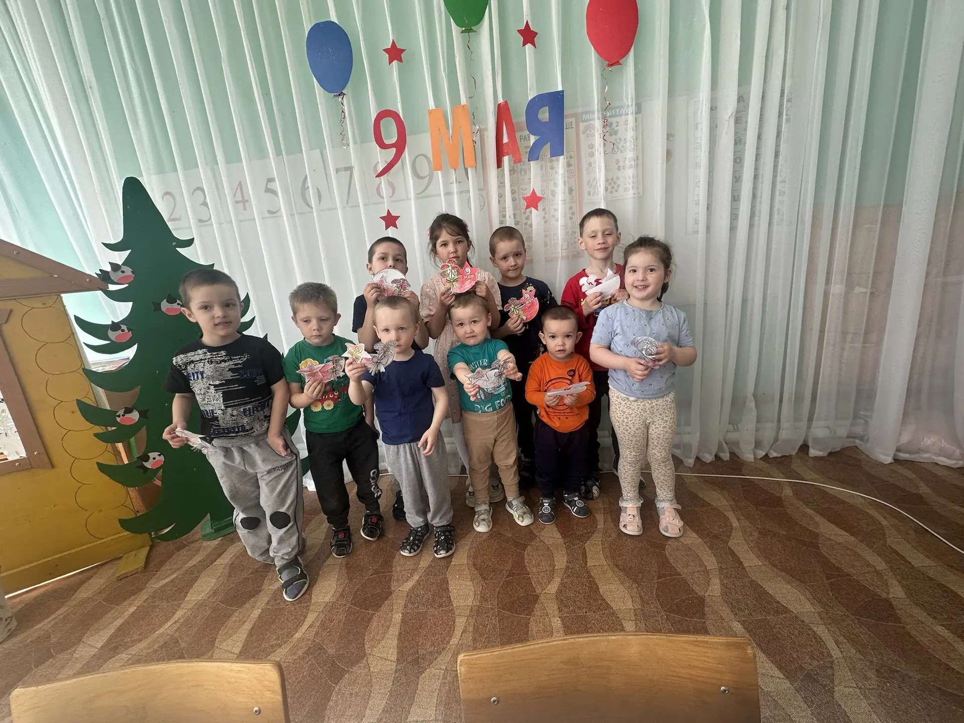 Украсили окно Победы, нарисовали рисунки, приготовили поделки...